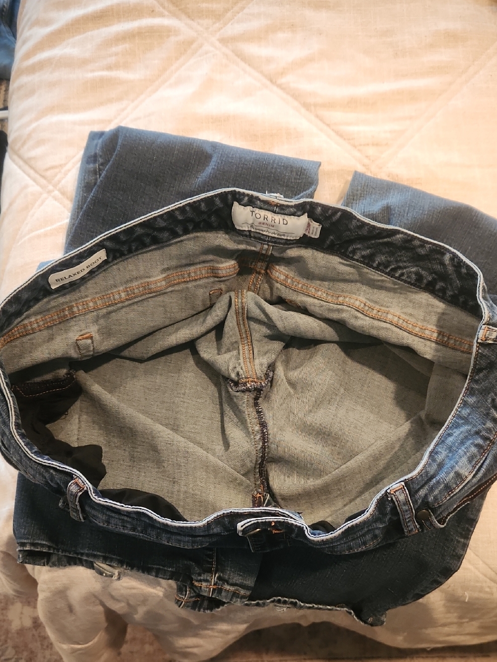 Preowned Torrid Sz 22 Relaxed Bootcut Denim Jeans Medium Wash *Bottom Hem Fray* - Picture 9 of 13